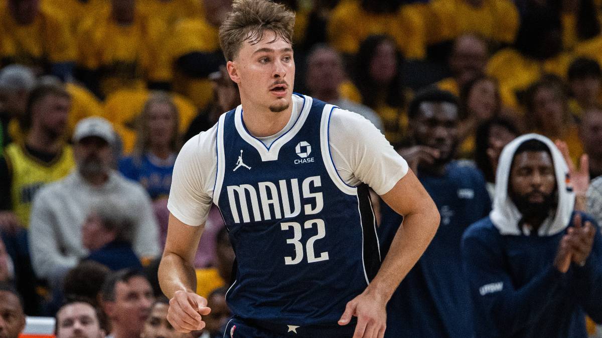 Cooper Flagg se retira del partido tras una falta de Nesmith