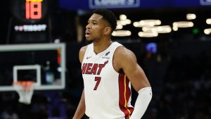 Giannis Antetokounmpo, disputando un partido con los Miami Heat.