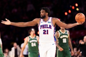Joel Embiid, jugando contra los Milwaukee Bucks.