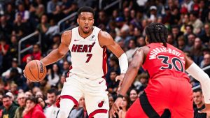 Giannis Antetokounmpo, jugando sus primeros minutos como jugador de los Miami Heat en la pretemporada 2026-27 de la NBA.