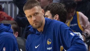 Kristaps Porzingis, en el banquillo de los Warriors.