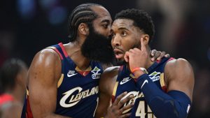 James Harden habla al oído de Donovan Mitchell.