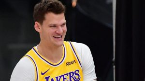 Walker Kessler, posando como jugador de los Lakers.