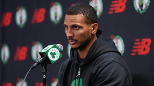 Joe Mazzulla, durante una rueda de prensa como entrenador de los Boston Celtics.