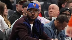 Carmelo Anthony, presenciando un partido de los New York Knicks.