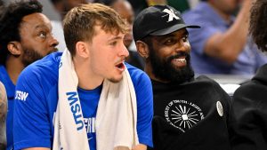 Cooper Flagg, sentado junto a Kyrie Irving.