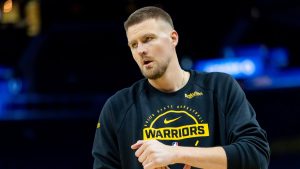 Kristaps Porzingis, calentando antes de un partido de los Warriors.
