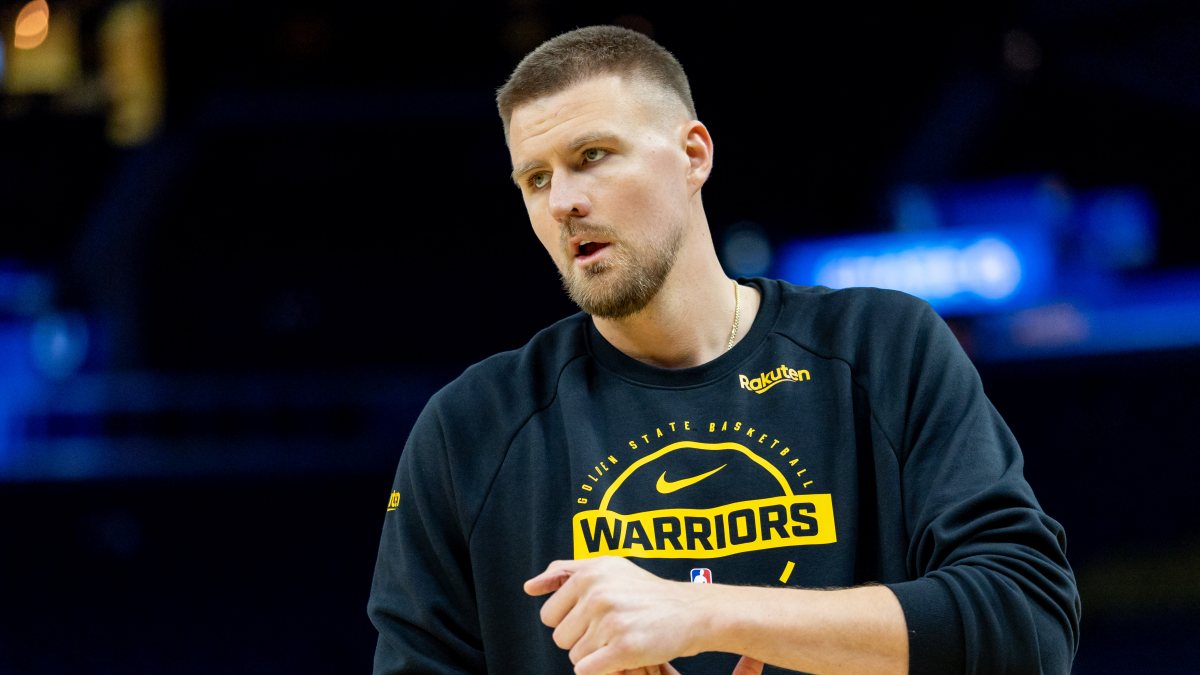 Kristaps Porzingis regresa a los Warriors para consulta médica