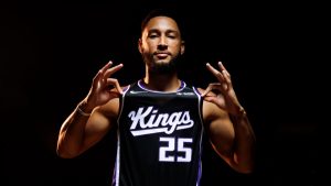 Ben Simmons, posando con la camiseta de los Sacramento Kings.