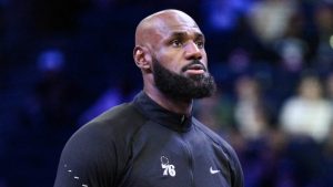 LeBron James, antes de un partido de pretemporada con los Philadelphia 76ers.