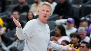 Steve Kerr, dirigiendo un partido de los Golden State Warriors.