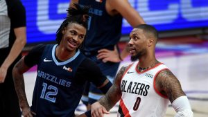 Damian Lillard, junto a Ja Morant en un partido de 2022.
