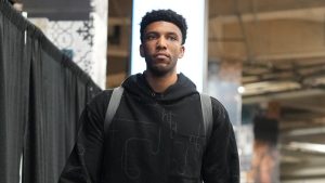 James Wiseman, llegando a la cancha para jugar con los Indiana Pacers.