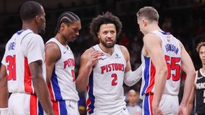 Cade Cunningham charla con sus compañeros durante un partido de los Detroit Pistons.